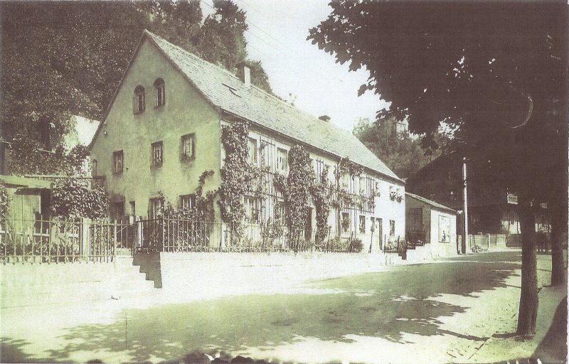 Grundstra�e 135. Rechts im Schatten das Armenhaus