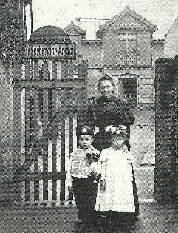 Eingang zur Kinderbewahranstalt, Friedrich-Wieck.Str.7 (Repro J. Frohse)